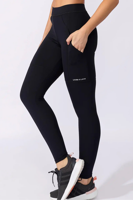 Legging Modeladora com Recorte e Bolsos Preta