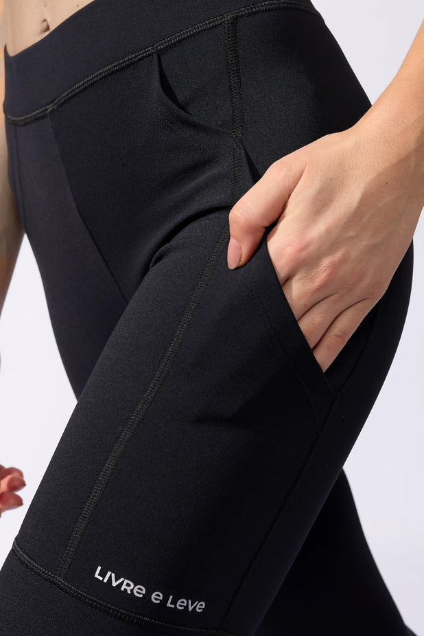 Legging Modeladora com Recorte e Bolsos Preta