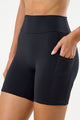 Bermuda com Bolso e Cós em V Preto