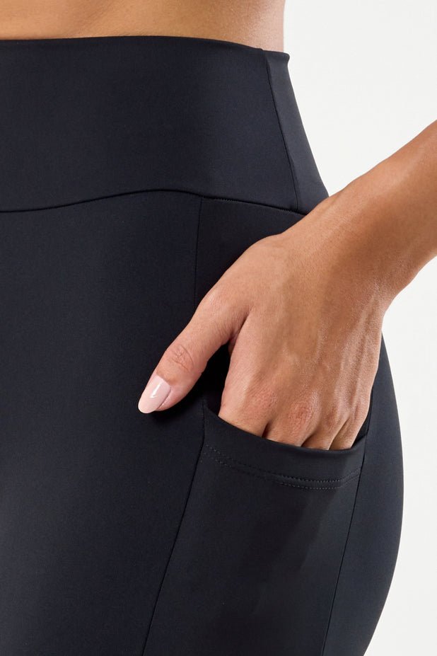Bermuda com Bolso e Cós em V Preto
