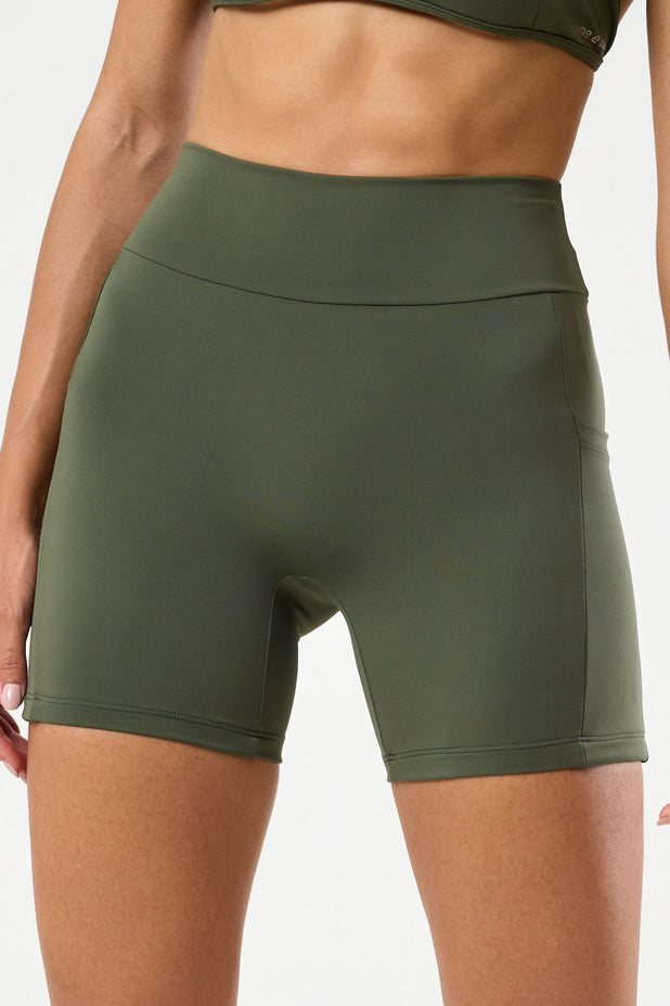 Bermuda com Bolso e Cós em V Verde