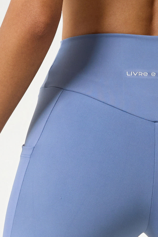 Bermuda com Bolso e Cós em V Azul Claro