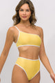 Biquíni Ombro Só e Calcinha Hot Pants Amarelo com Viés Branco