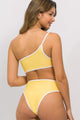 Biquíni Ombro Só e Calcinha Hot Pants Amarelo com Viés Branco