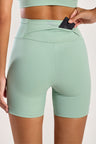 Bermuda com Bolso nas Costas Verde Claro