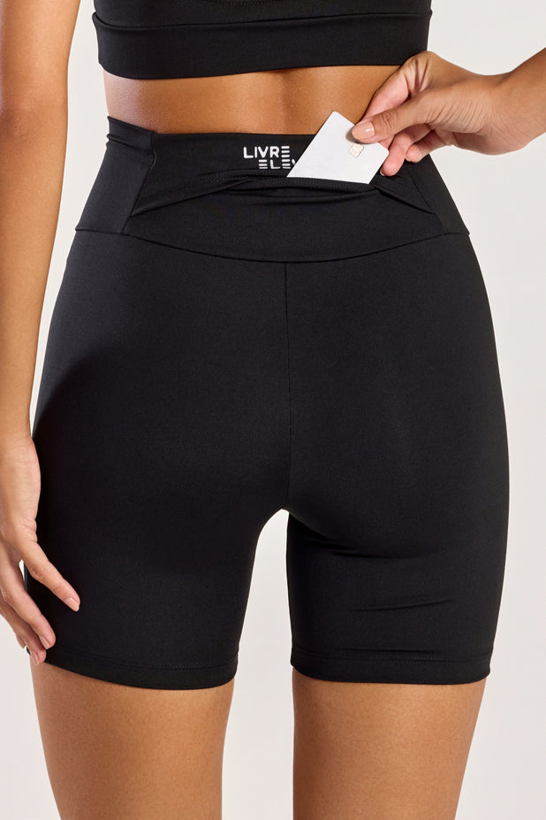 Conjunto Top Cruzado e Bermuda Bolso Cós Preto