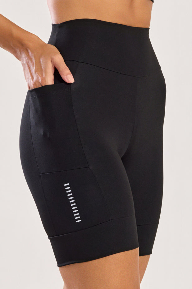 Bermuda com Bolso e Pala Preta