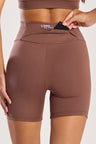 Bermuda com Bolso nas Costas Marrom