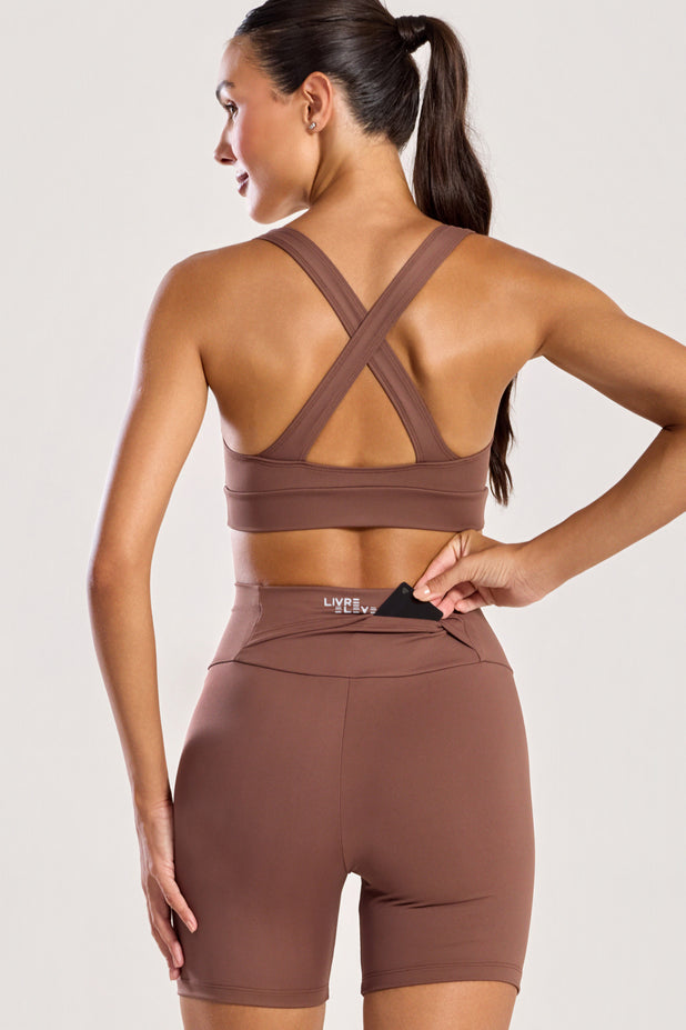 Conjunto Top Cruzado e Bermuda Bolso Cós Marrom