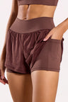 Short Duplo com Bolso Interno Marrom