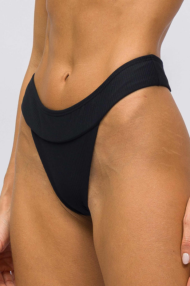 Biquíni Top Frente Única e Calcinha com Cós Preto