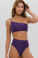 Biquíni Ombro Só e Calcinha Hot Pants Roxo