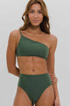 Biquíni Ombro Só e Calcinha Hot Pants Verde