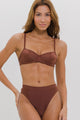 Biquíni com Aro e Calcinha Hot Pants com Cós Marrom