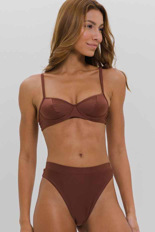 Biquíni com Aro e Calcinha Hot Pants com Cós Marrom