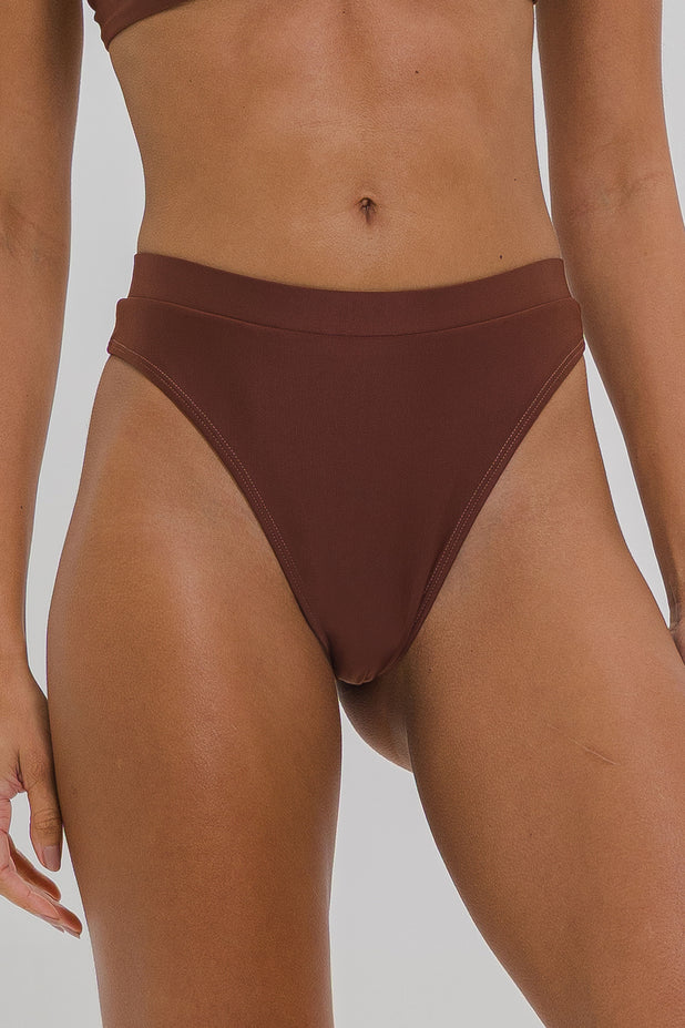 Biquíni com Aro e Calcinha Hot Pants com Cós Marrom