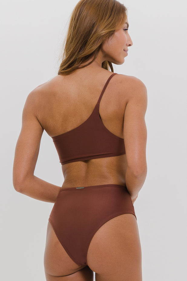 Biquíni Ombro Só e Calcinha Hot Pants Marrom