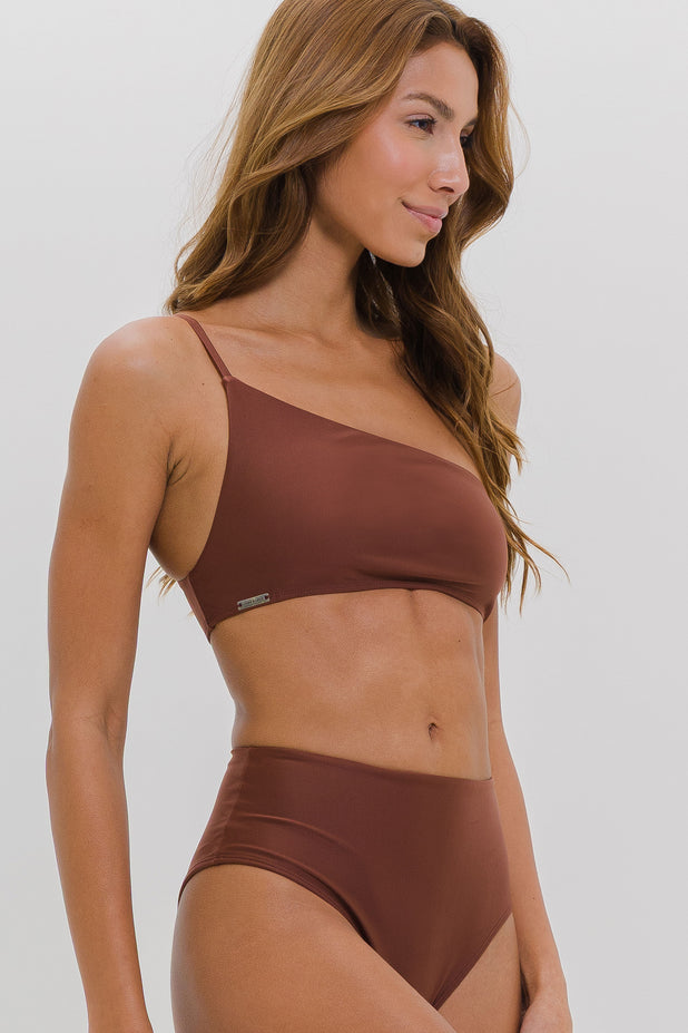 Biquíni Ombro Só e Calcinha Hot Pants Marrom