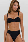 Biquíni com Aro e Calcinha Hot Pants com Cós Preto
