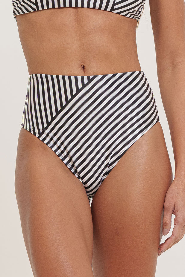 Calcinha Hot Pants Listrado P&B