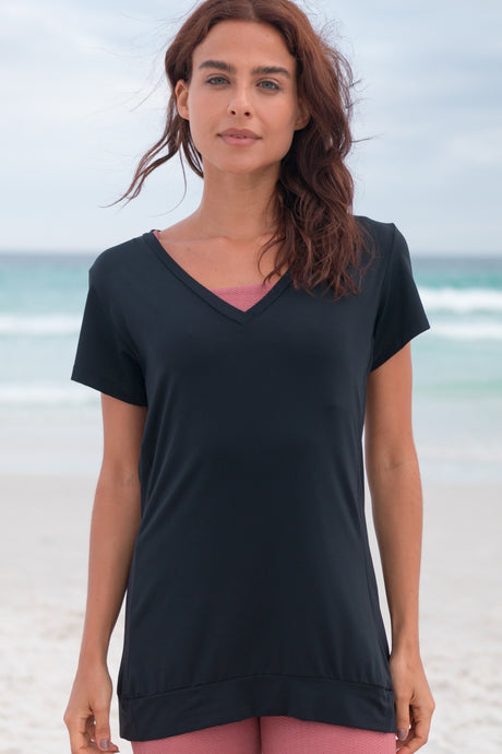 Blusa Furadinha Gola V Preta
