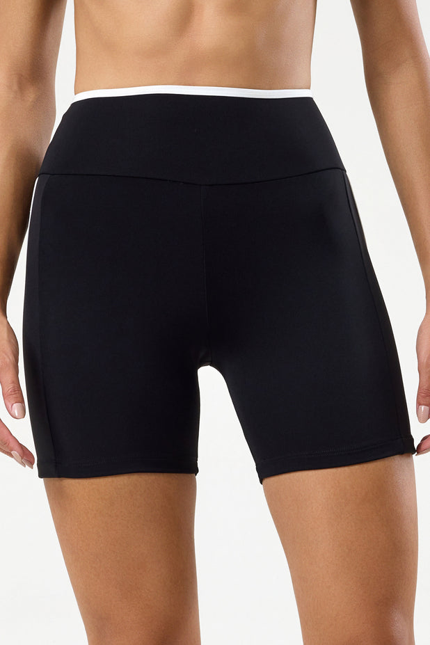 Bermuda com Bolso Detalhe em Viés Preto