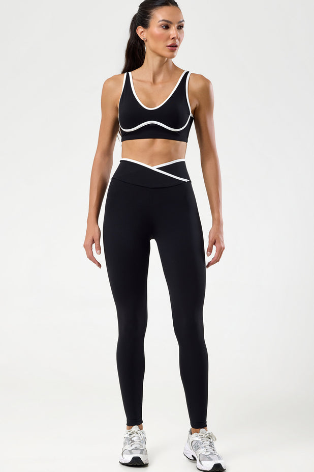 Conjunto Fitness Top e Calça Preta com Detalhe em Viés