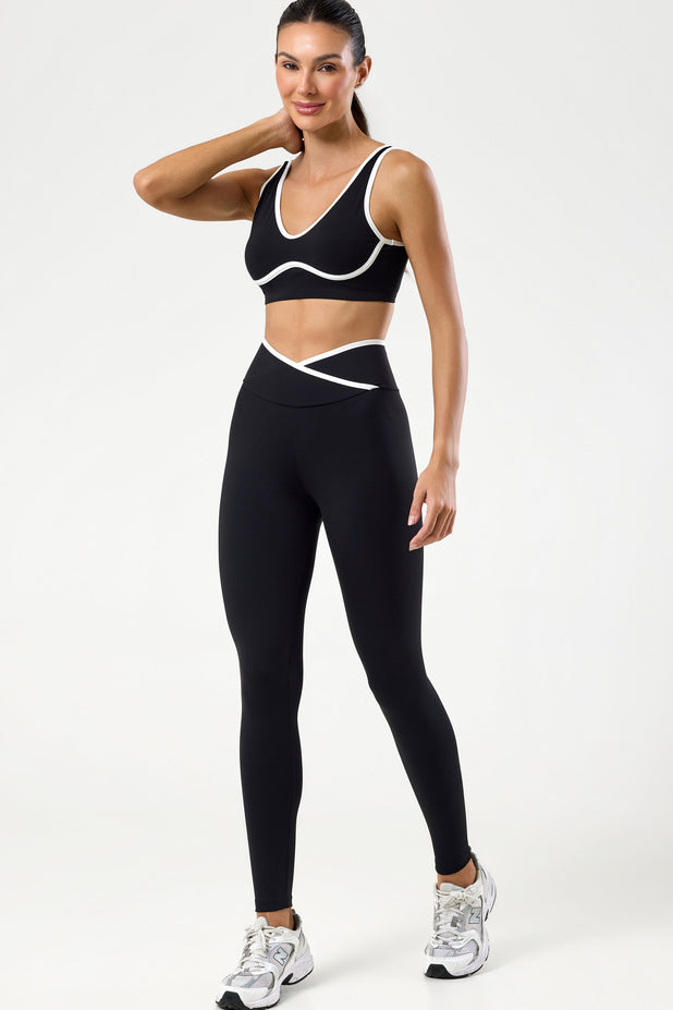 Conjunto Fitness Top e Calça Preta com Detalhe em Viés
