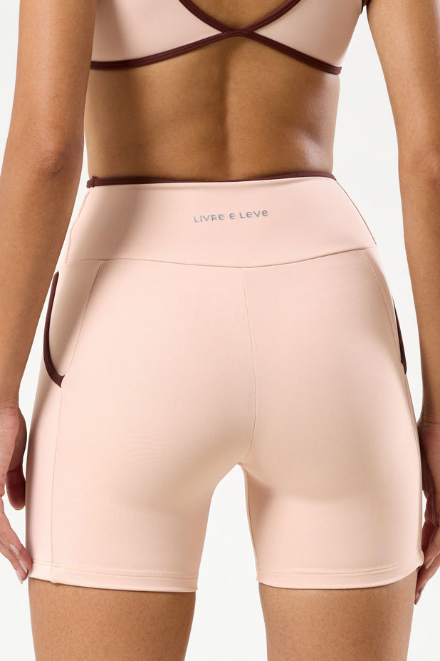 Bermuda com Bolso Detalhe em Viés Bege