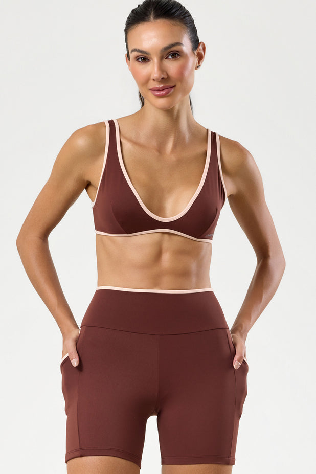 Conjunto Fitness Top Decote e Bermuda de Viés Marrom