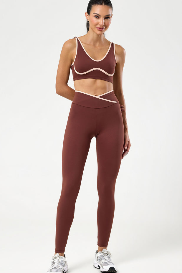 Conjunto Fitness Top e Calça com Detalhe em Viés Marrom