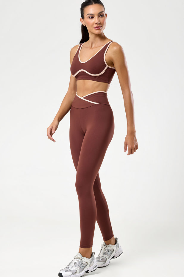 Conjunto Fitness Top e Calça com Detalhe em Viés Marrom