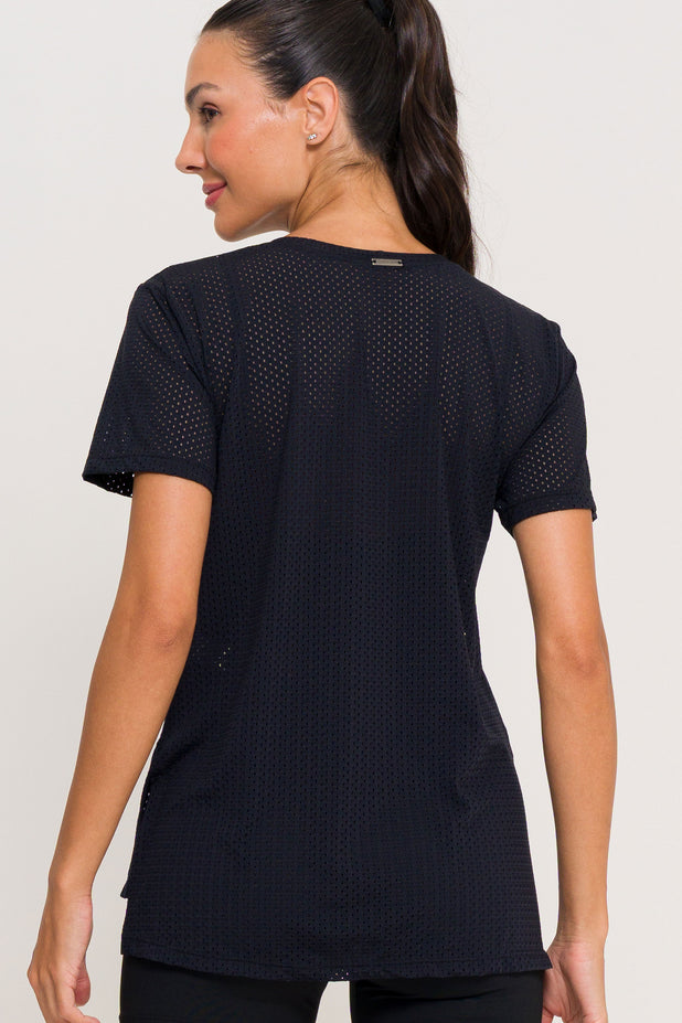 Blusa com Fenda Lateral Furadinha Preta