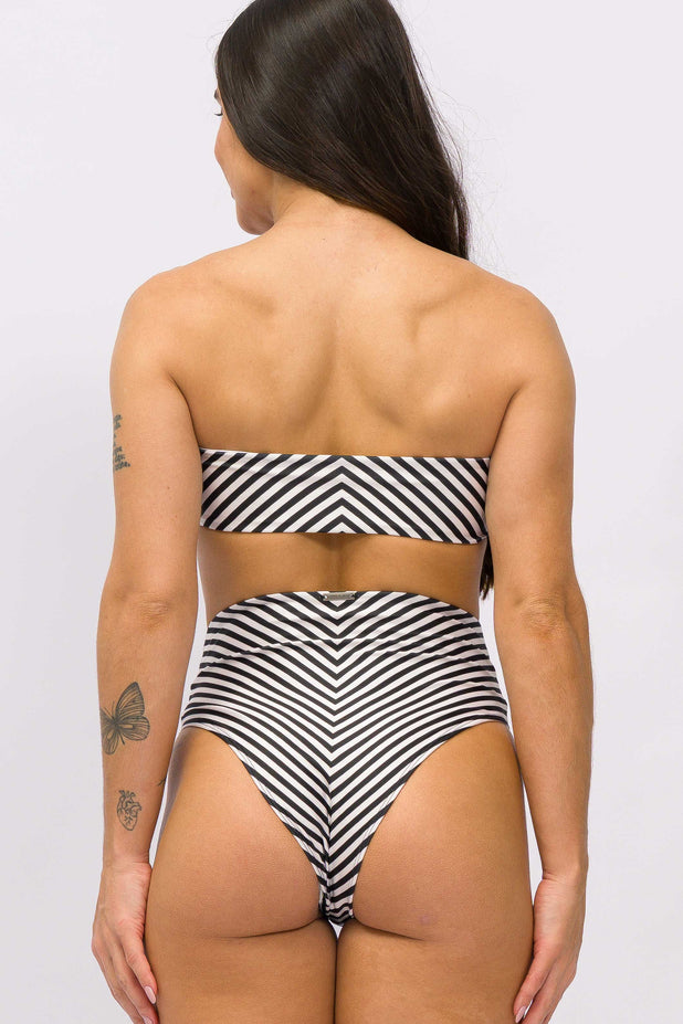 Biquíni Faixa Dupla Face e Calcinha Hot Pants Listrado P&B