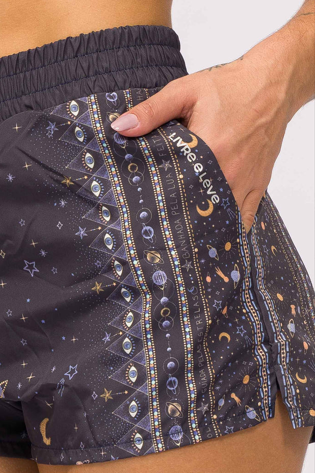 Short com Bolso e Fenda Estampa Conexão