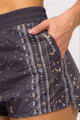 Short com Bolso e Fenda Estampa Conexão