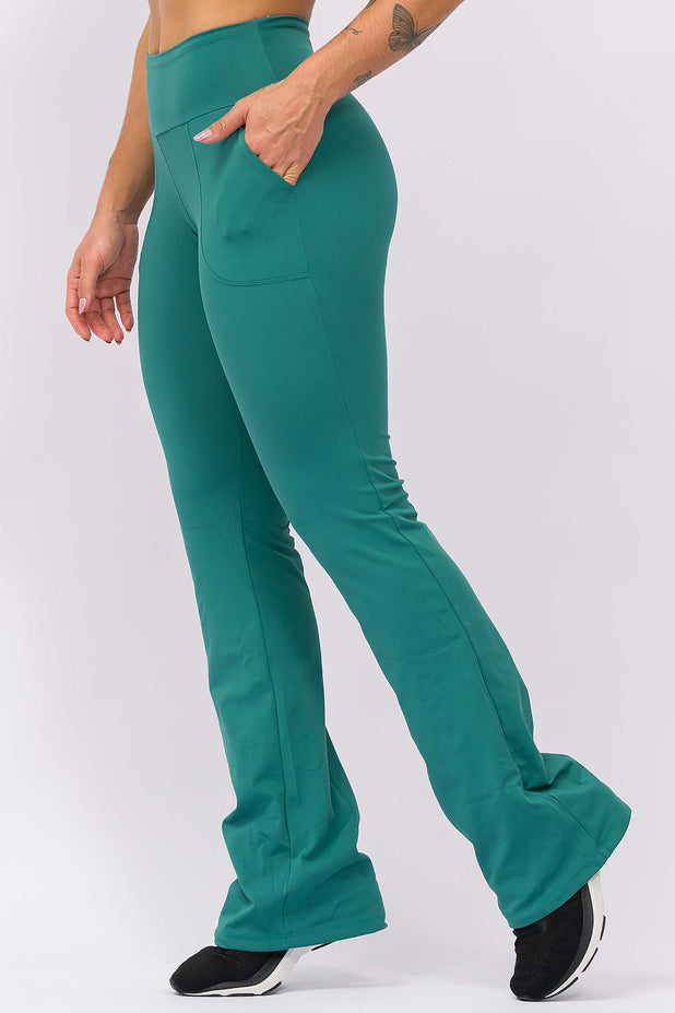 Calça Flare Modeladora com Bolso Botanical