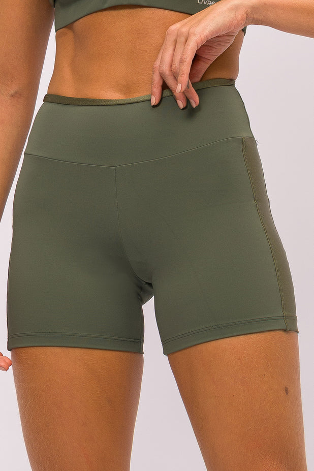Short com Recorte Brilhante Verde