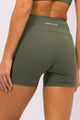 Short com Recorte Brilhante Verde