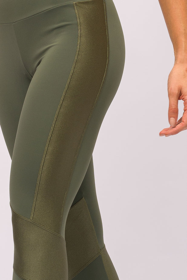 Legging com Recorte Brilhante Verde