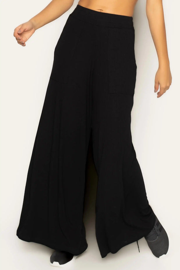 Pantalona Canelada com Bolso Preta